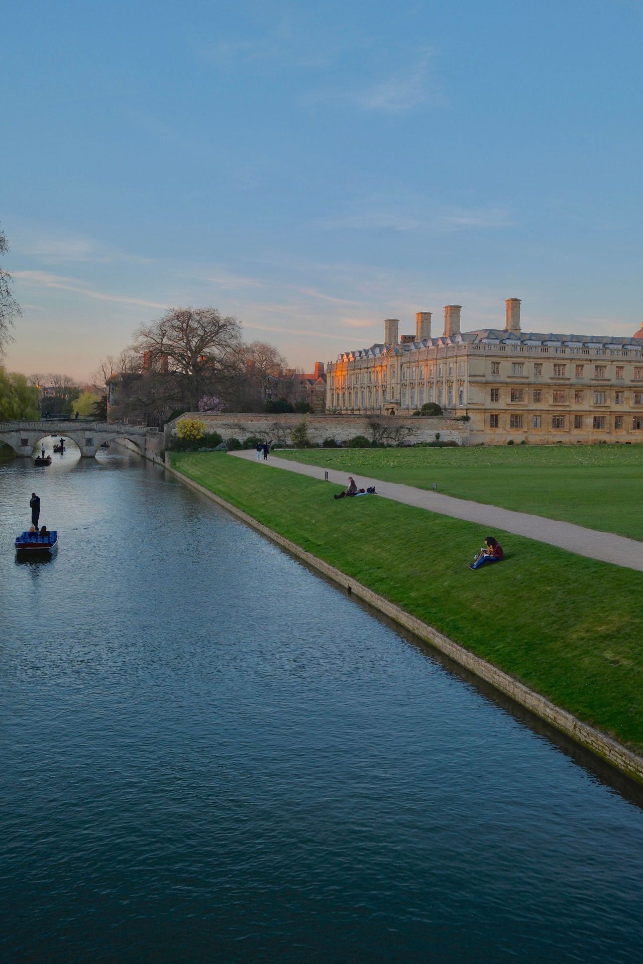 The River Cam beside a Cambridge college at sunset